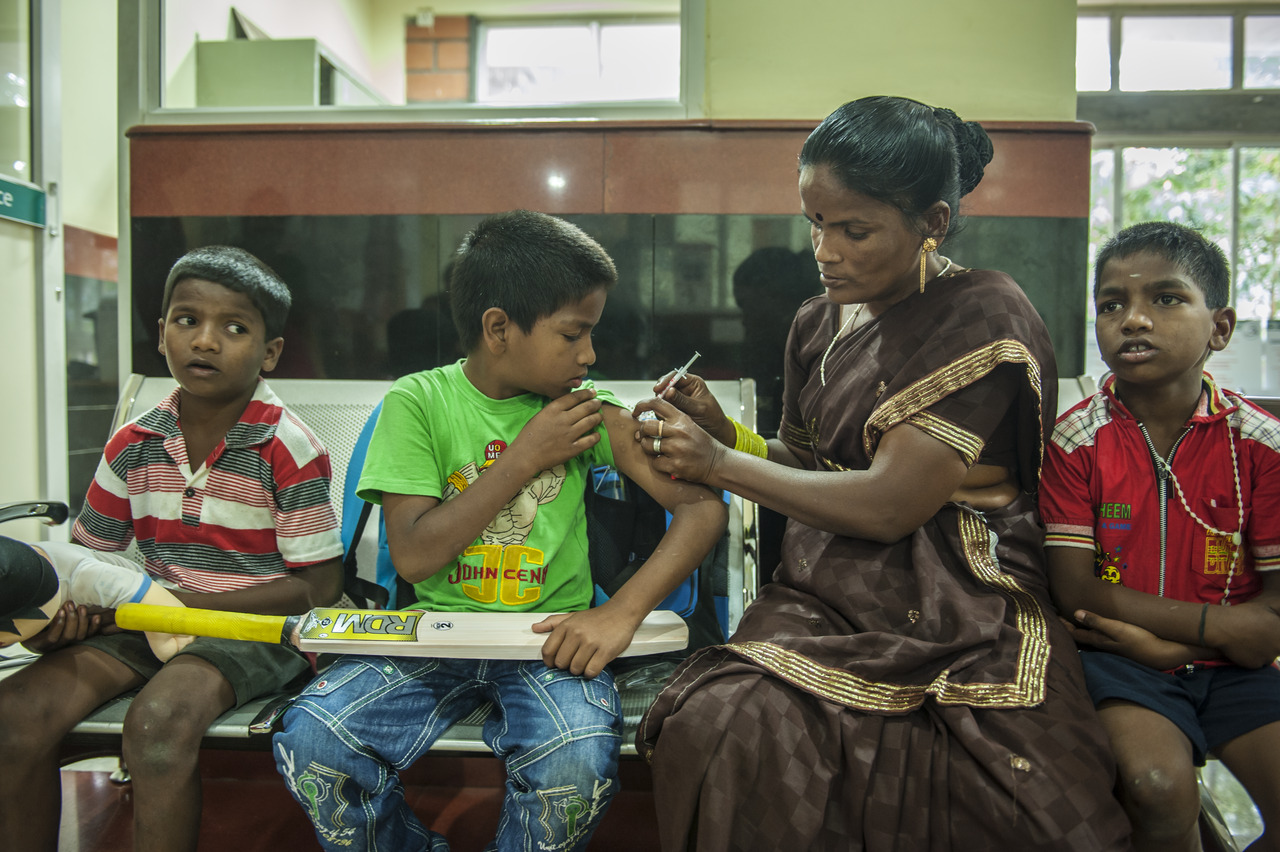 Деца и жена во Бангалор, Индија, седнати.